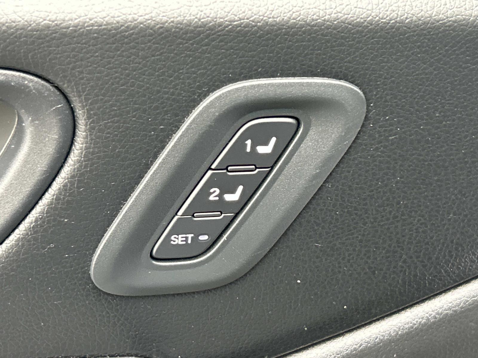 Vehicle photo 32