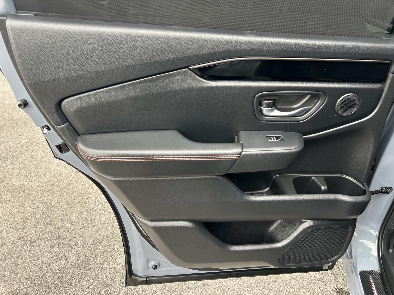 Vehicle photo 28
