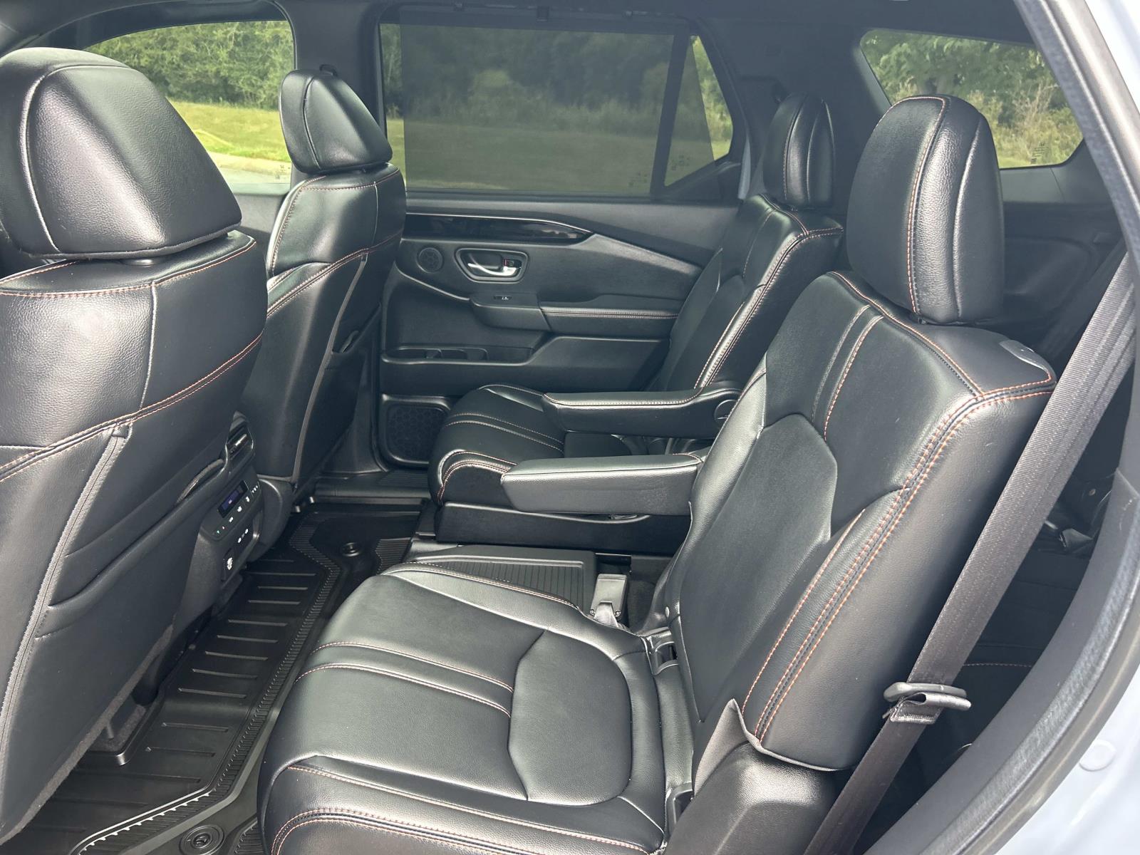Vehicle photo 26