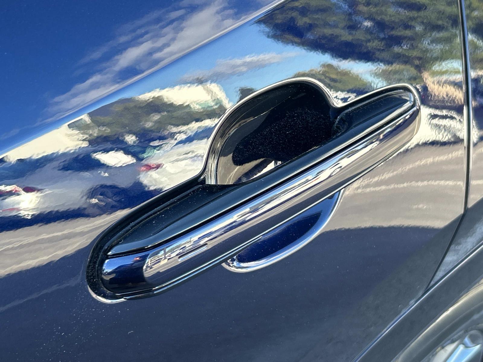Vehicle photo 19