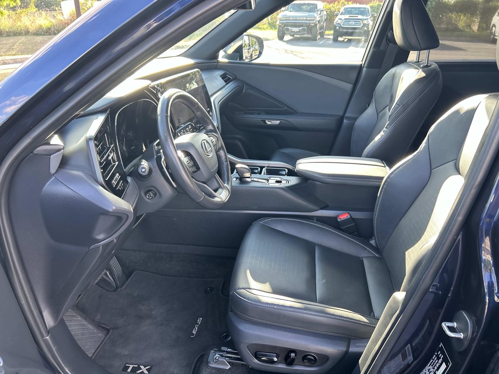 Vehicle photo 28