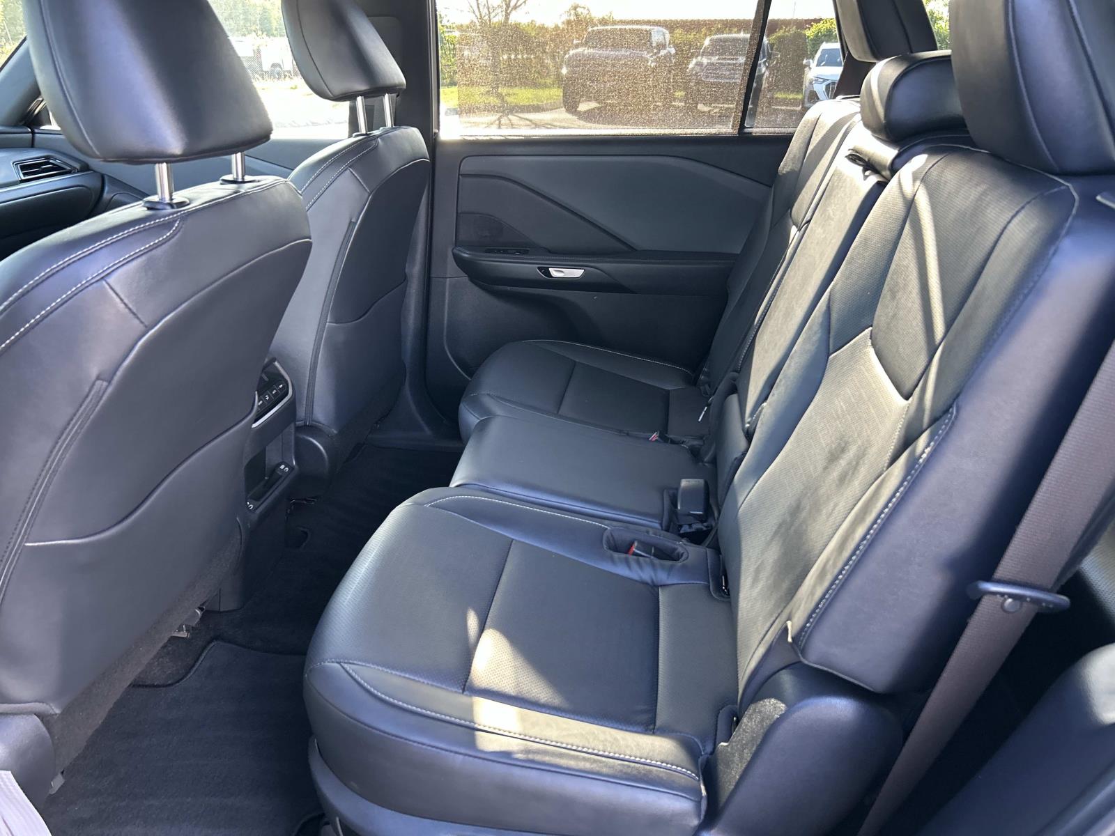 Vehicle photo 25