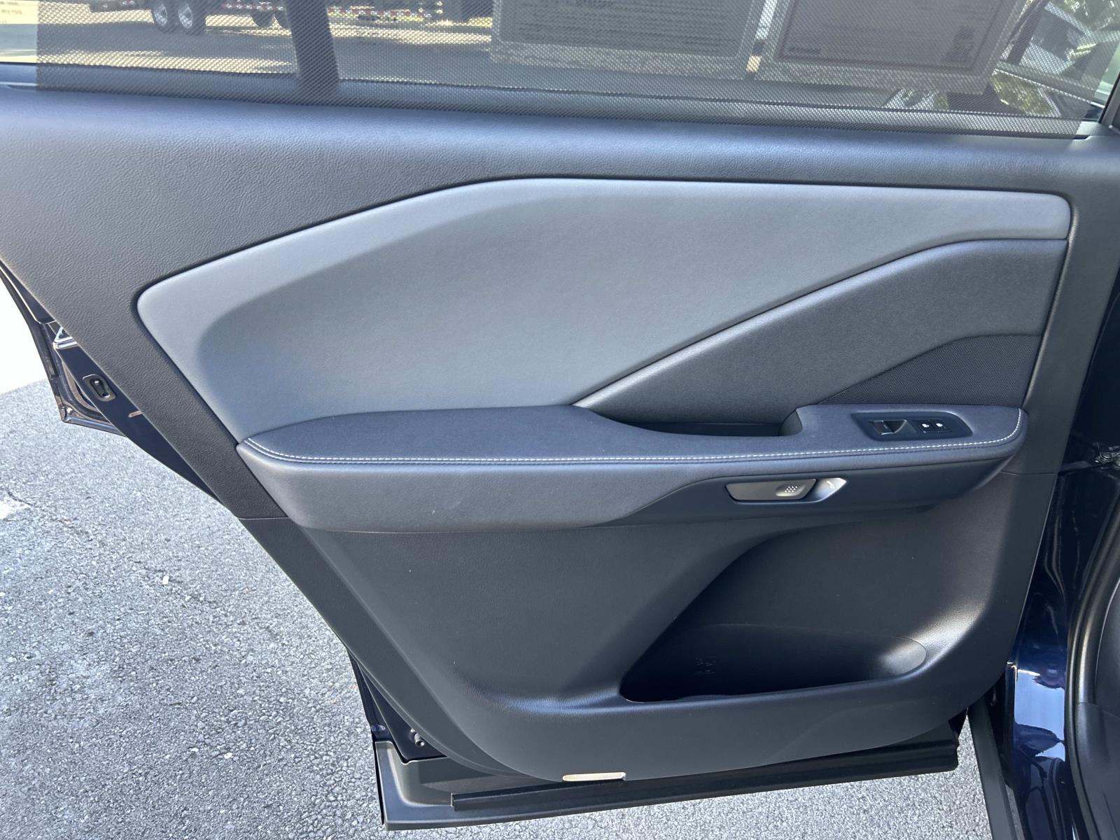 Vehicle photo 27