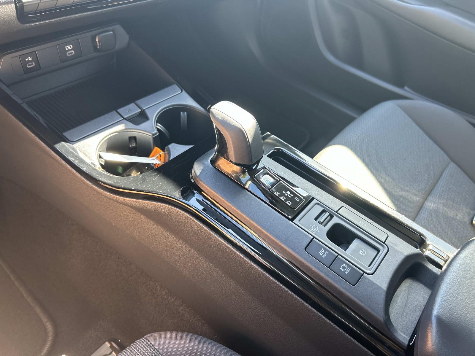 Vehicle photo 30