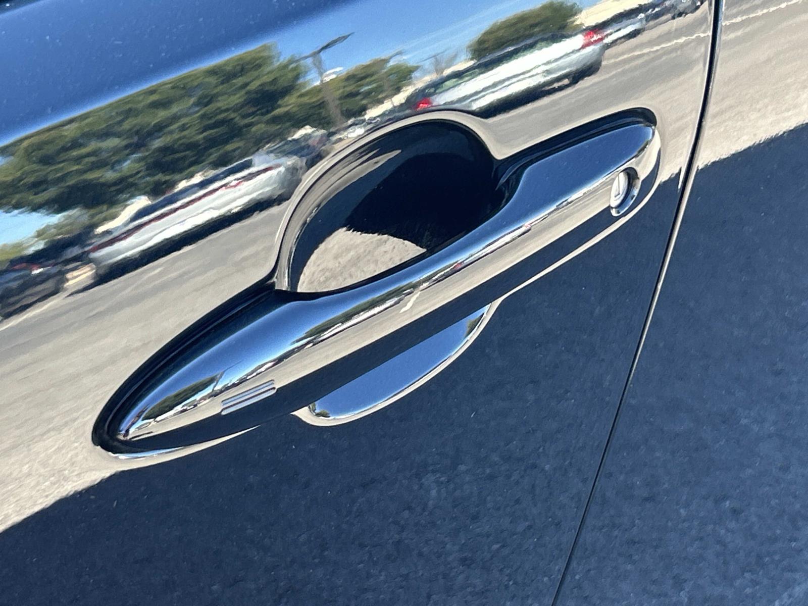 Vehicle photo 17