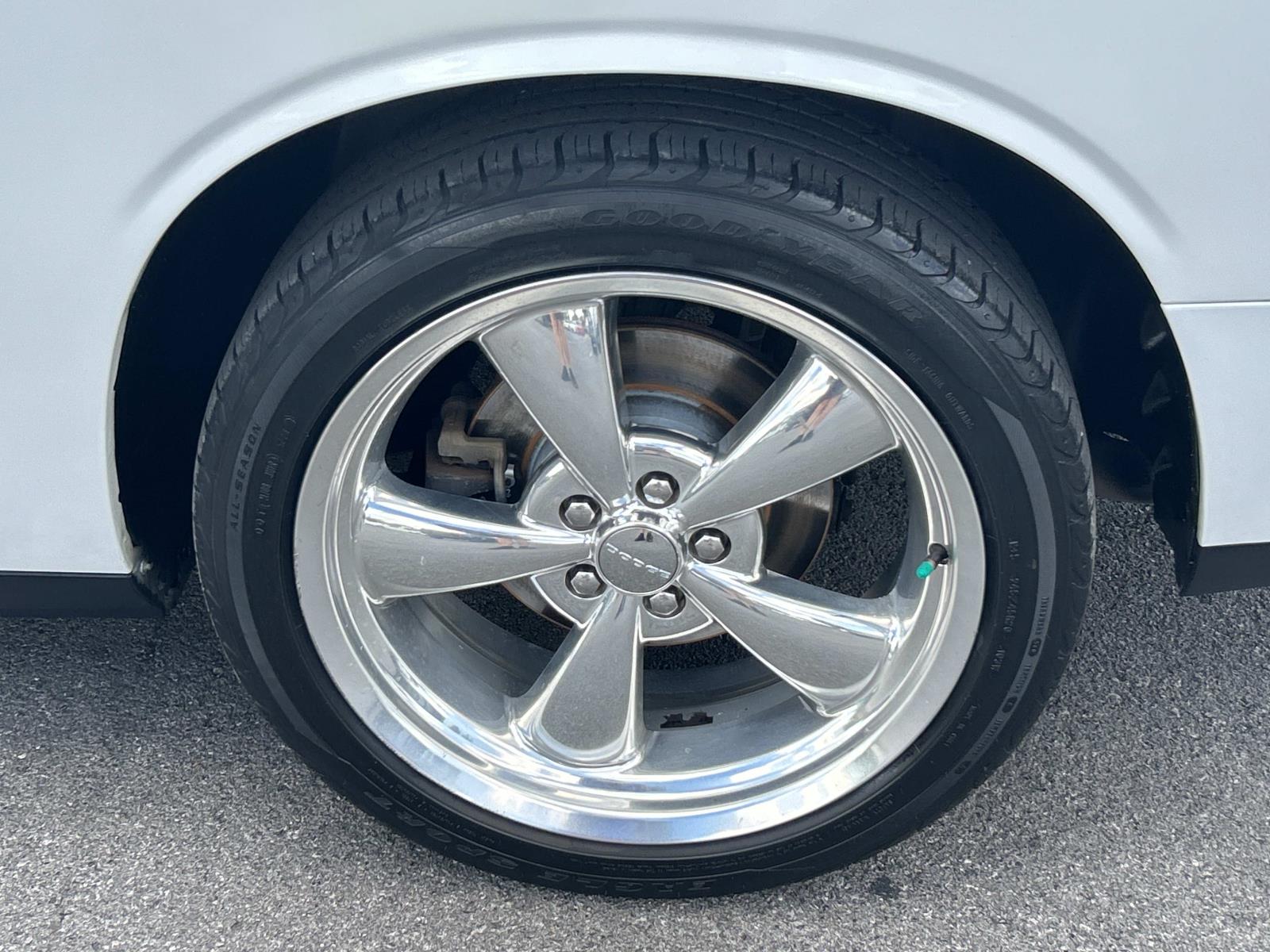 Vehicle photo 17