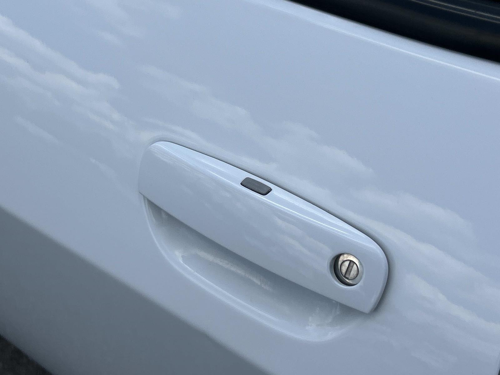 Vehicle photo 19