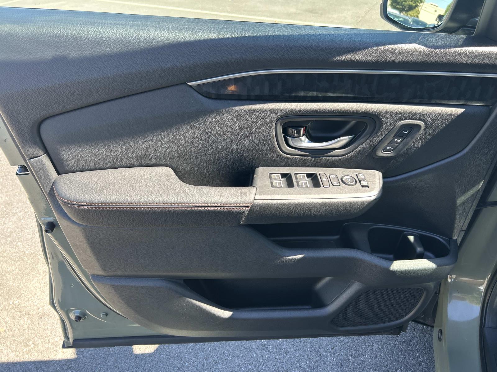 Vehicle photo 30