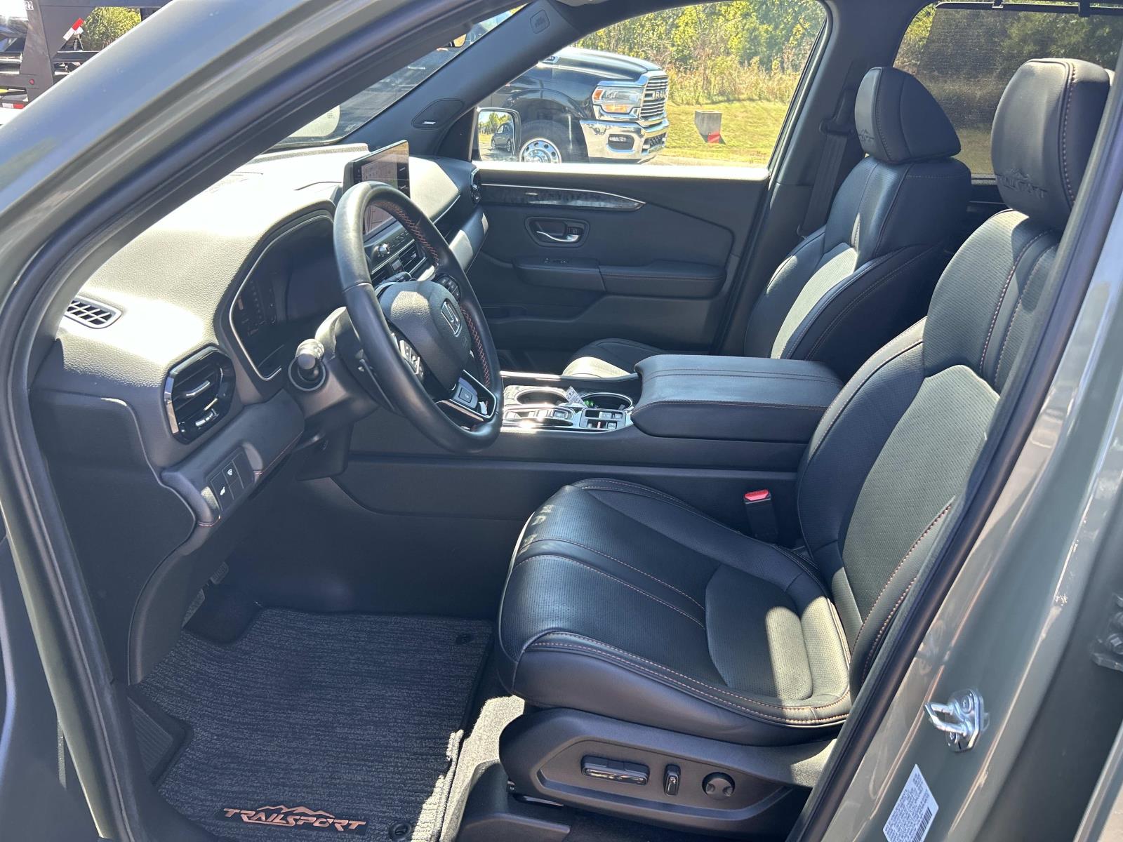 Vehicle photo 28