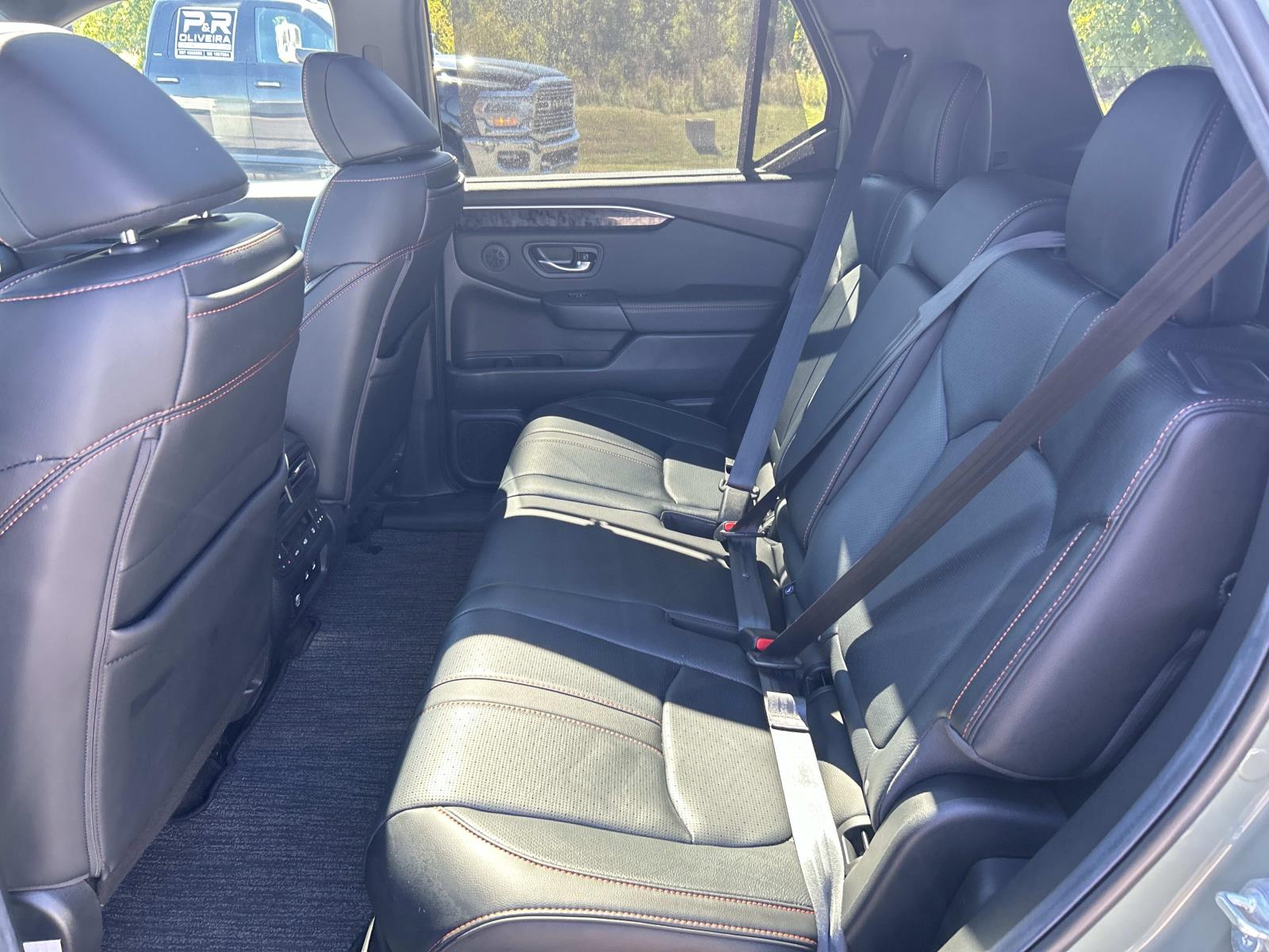 Vehicle photo 26