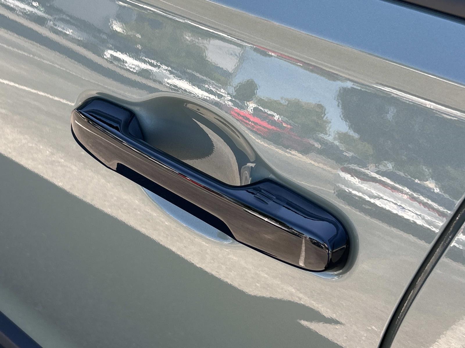 Vehicle photo 19