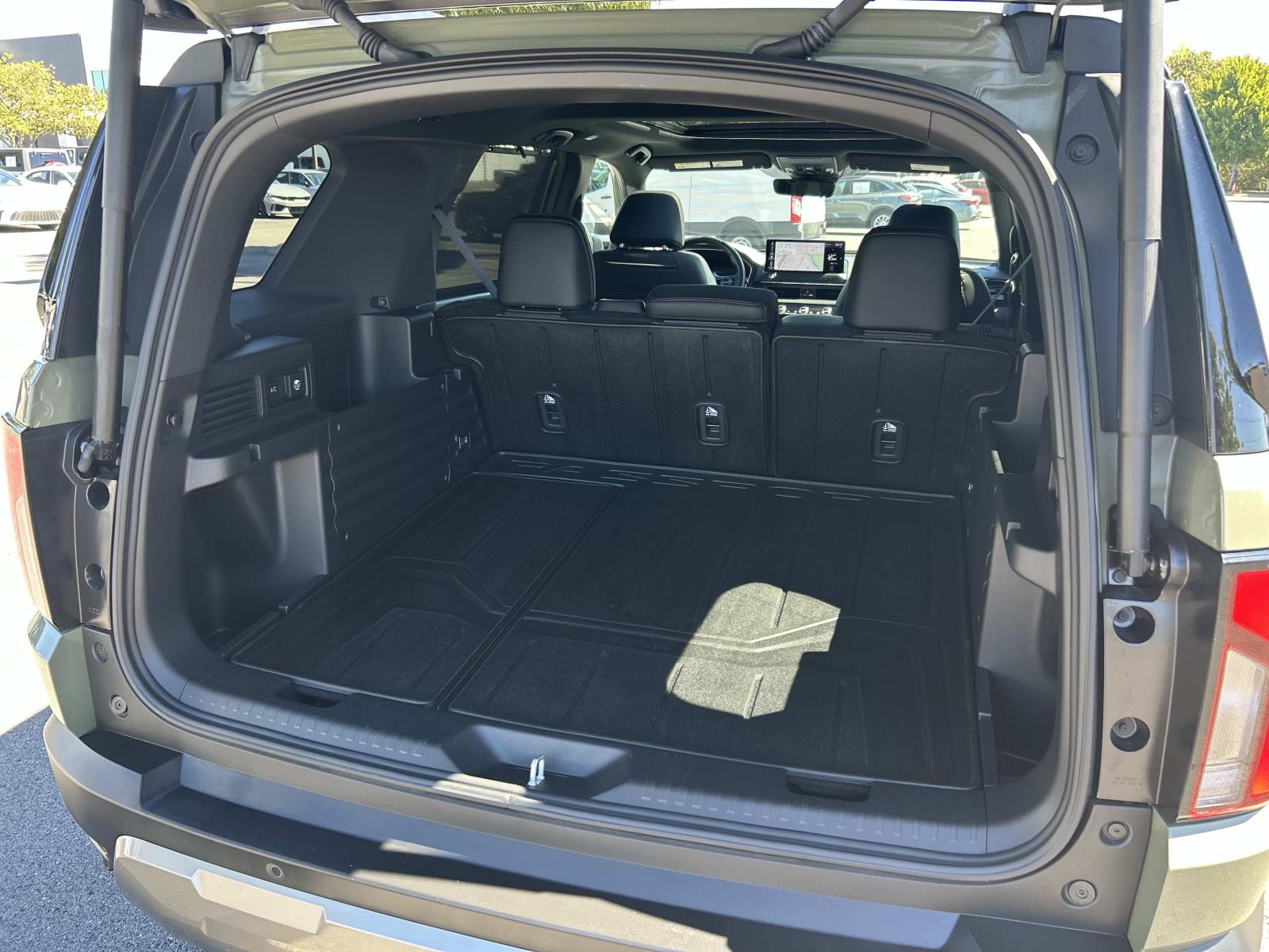 Vehicle photo 14