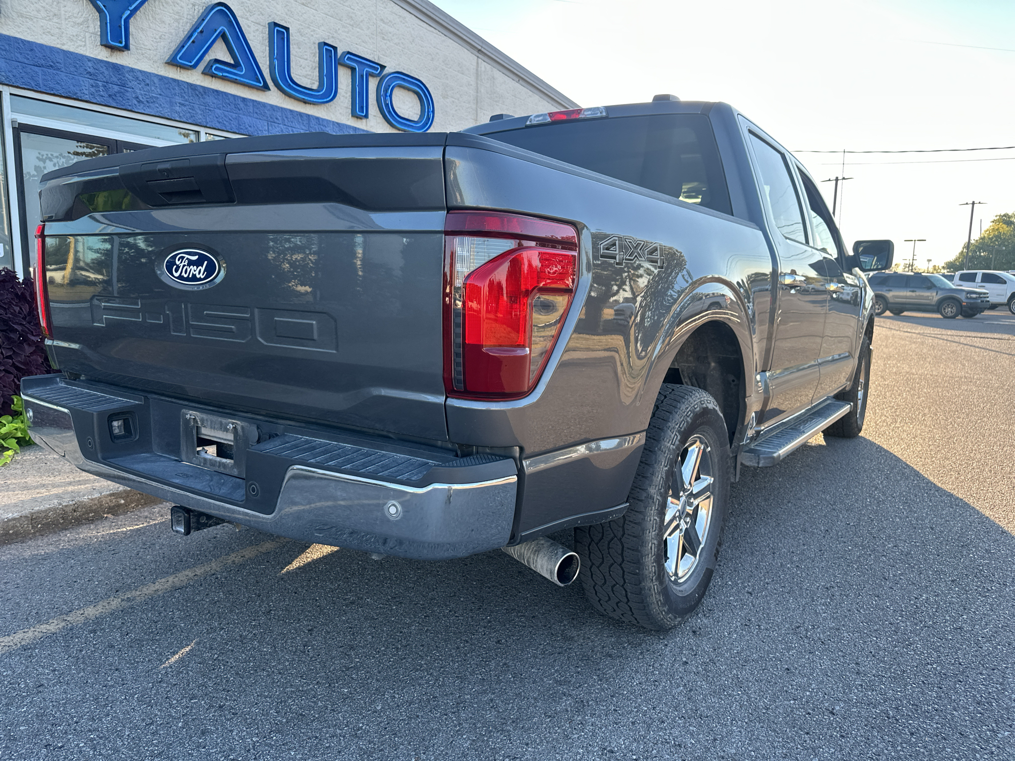 Vehicle photo 4