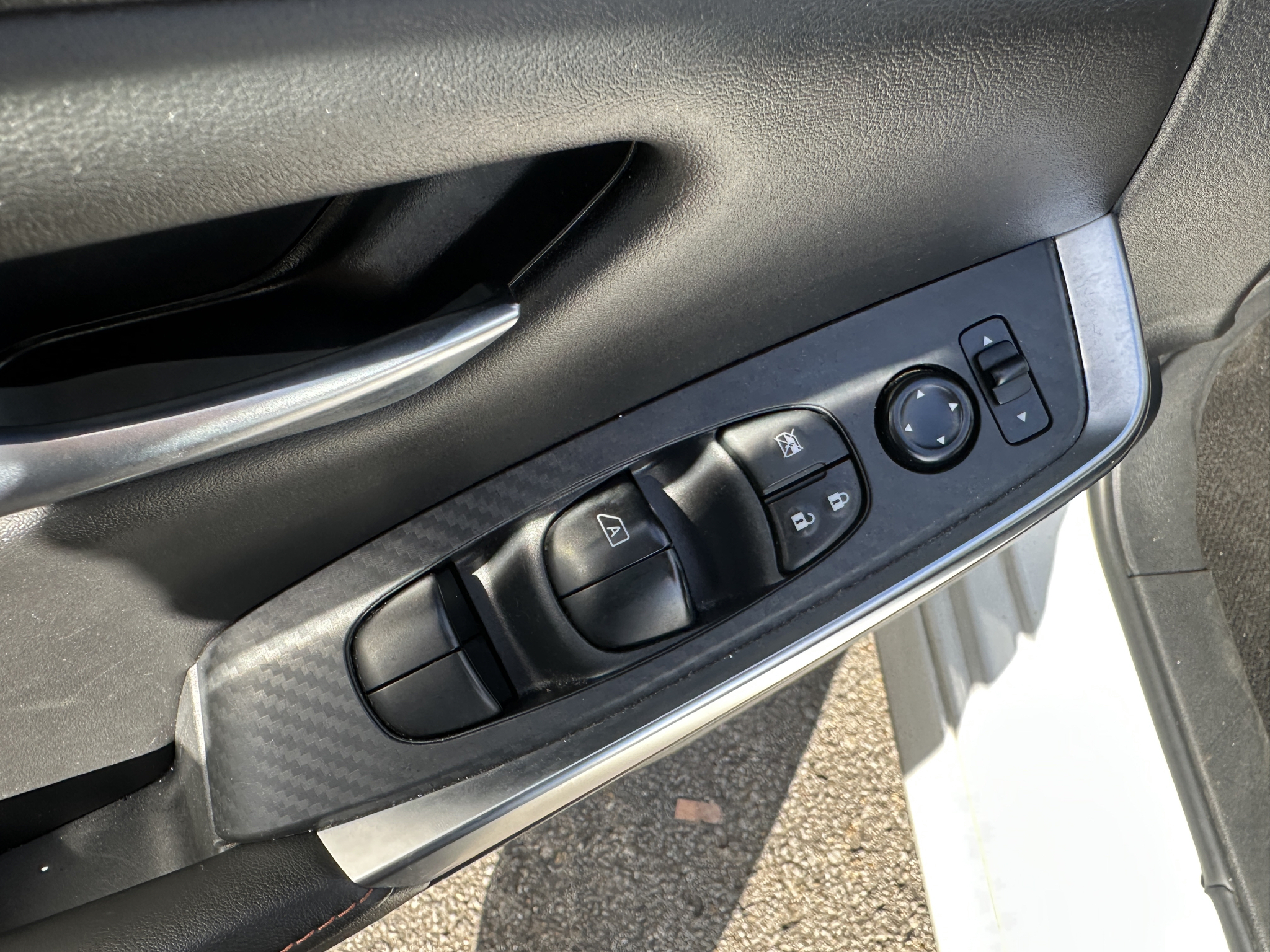 Vehicle photo 19