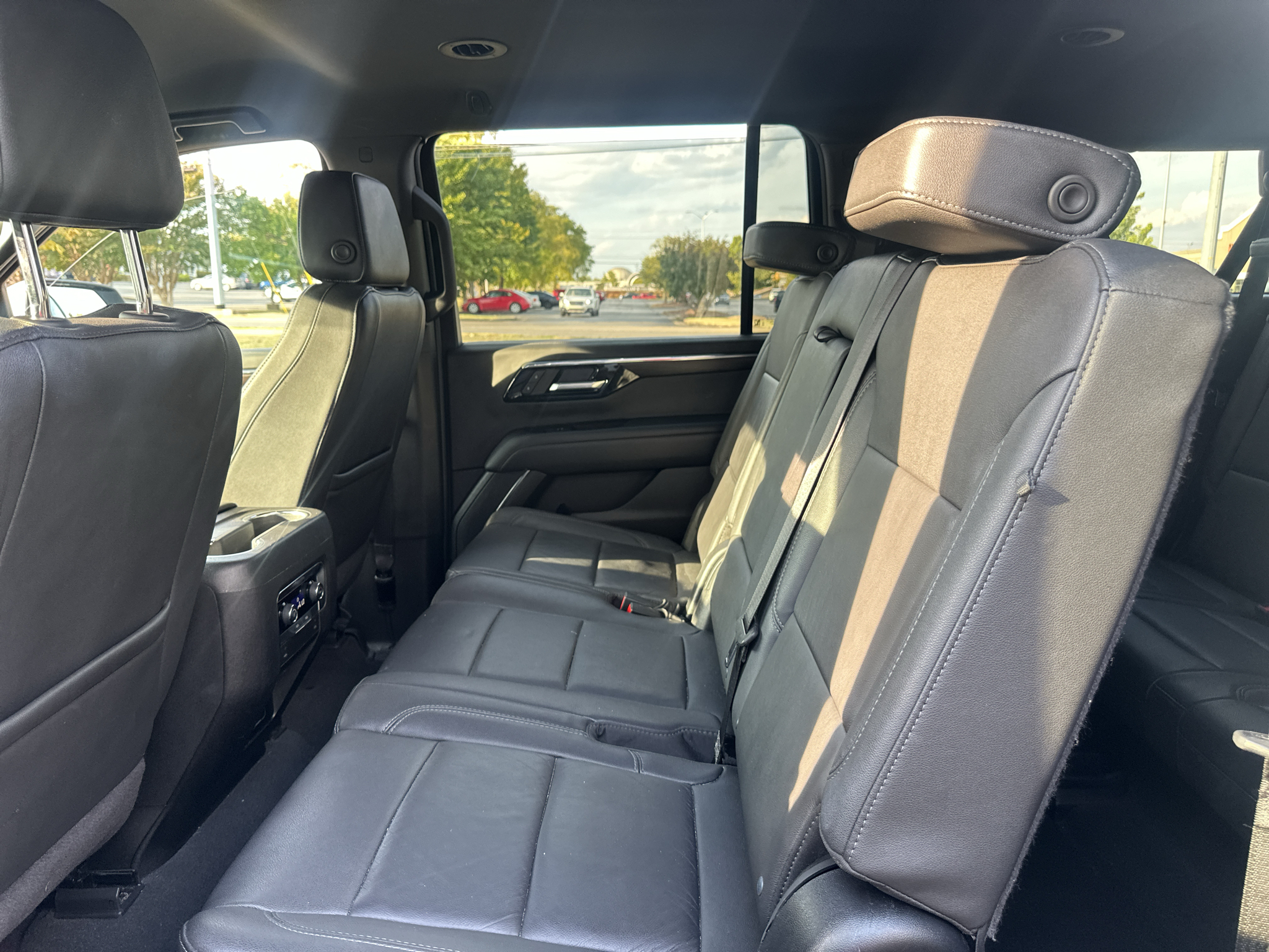 Vehicle photo 18