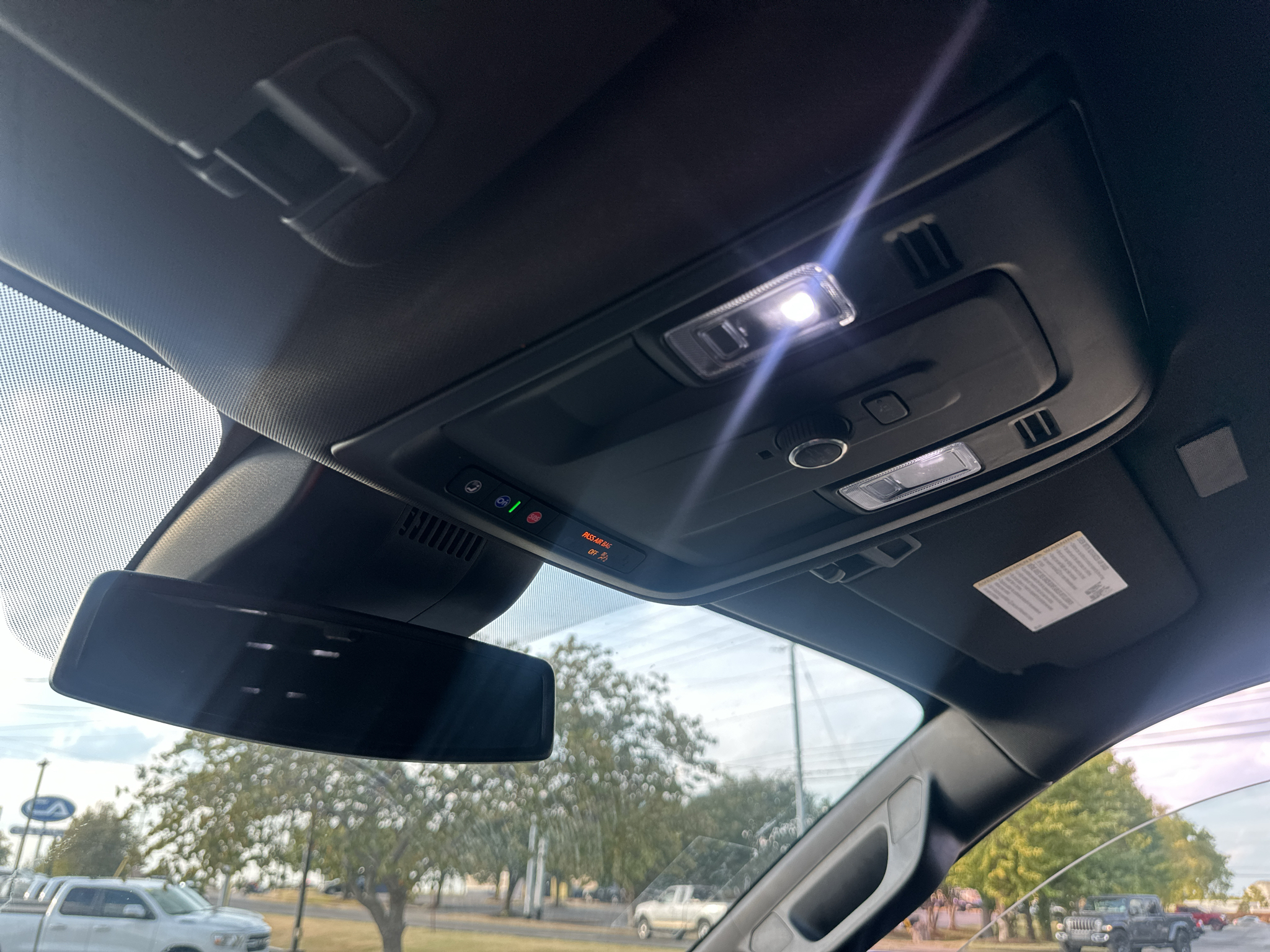 Vehicle photo 29