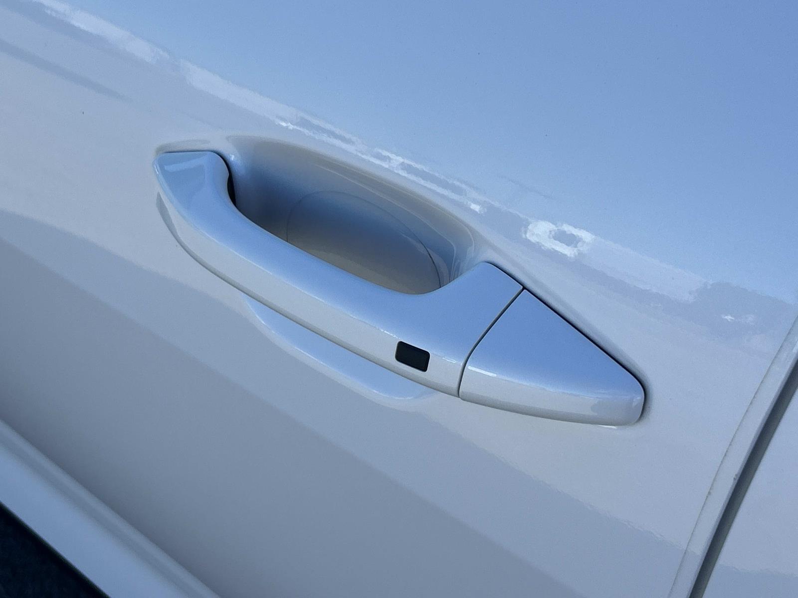 Vehicle photo 13