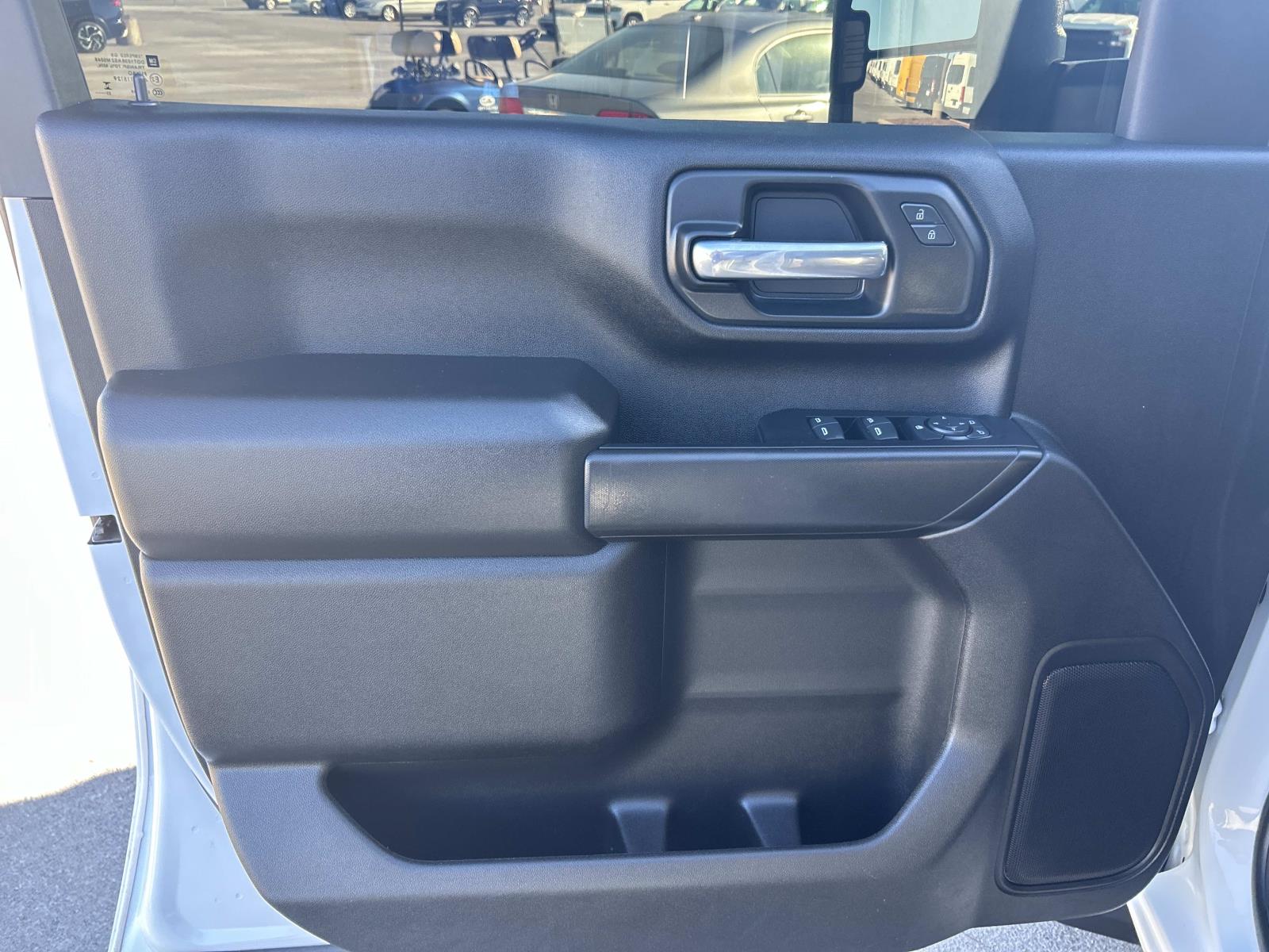 Vehicle photo 30