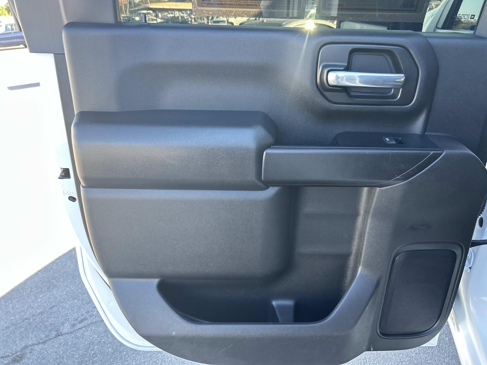 Vehicle photo 28