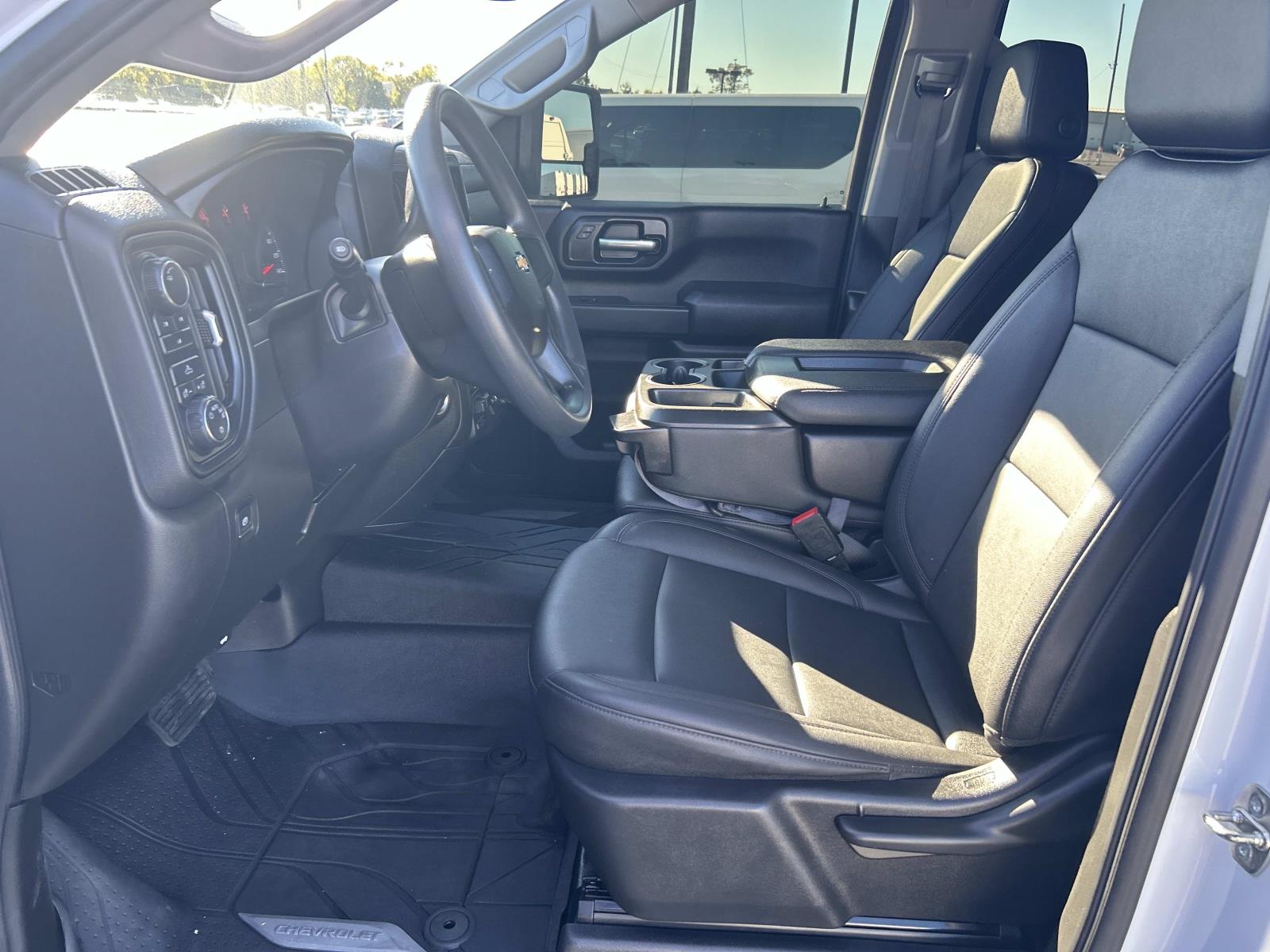 Vehicle photo 29