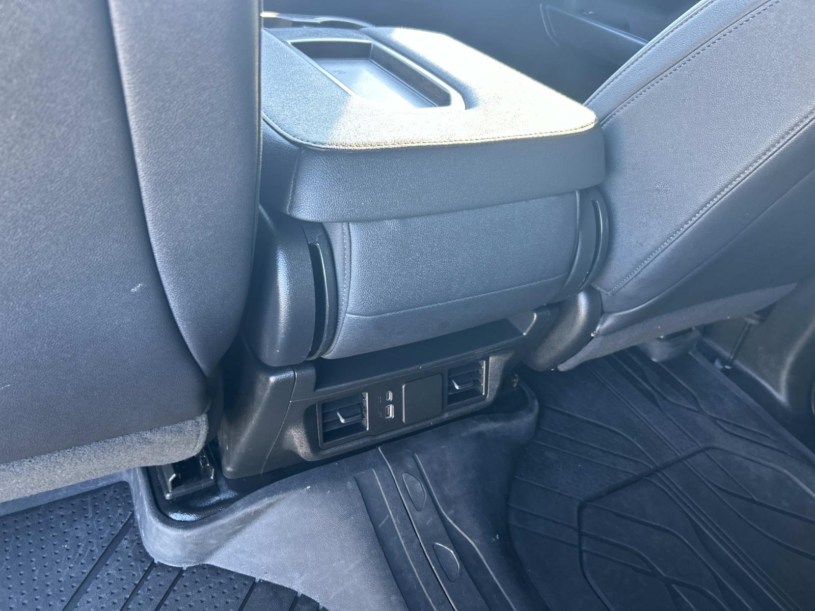 Vehicle photo 26