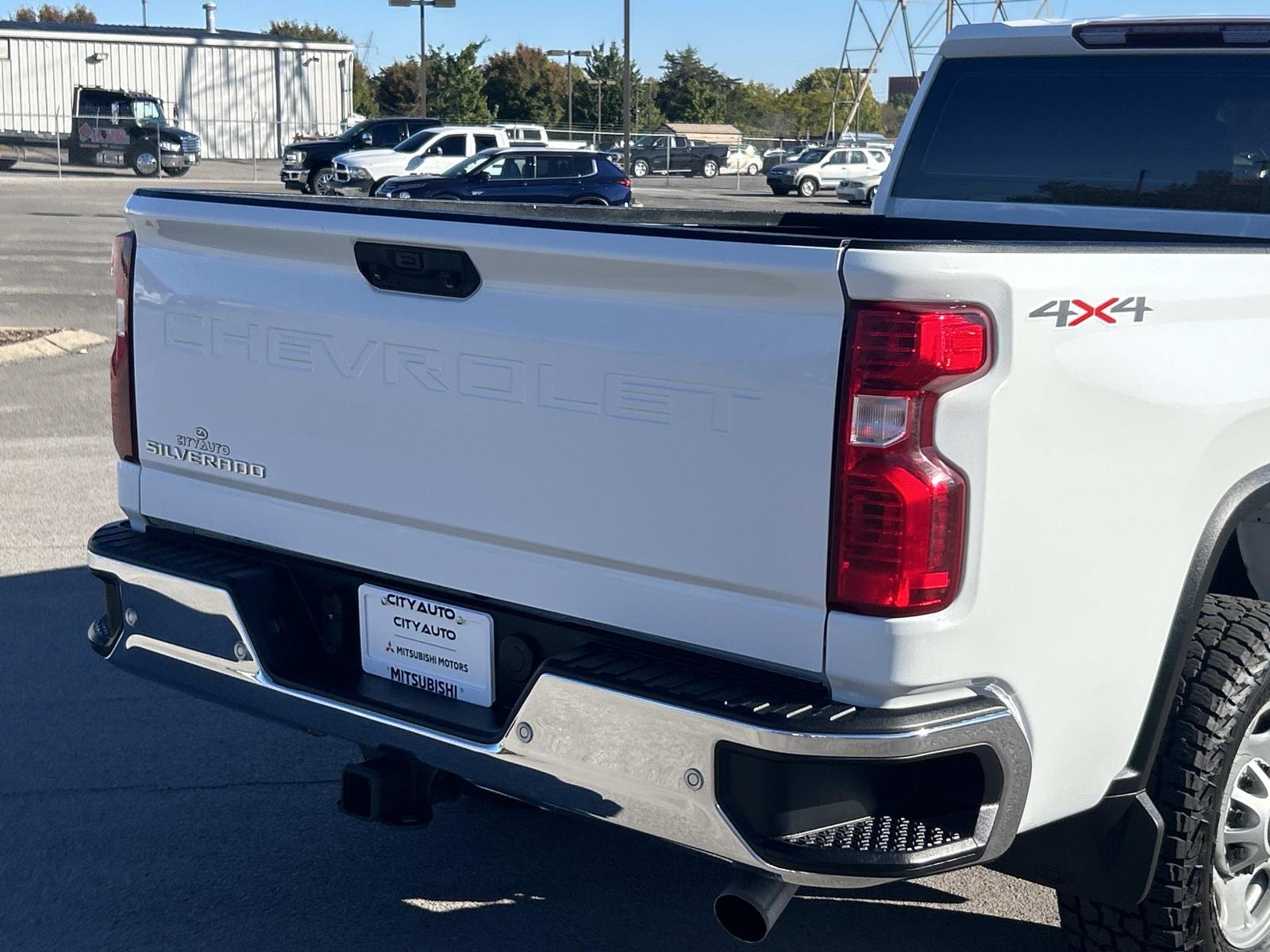 Vehicle photo 13