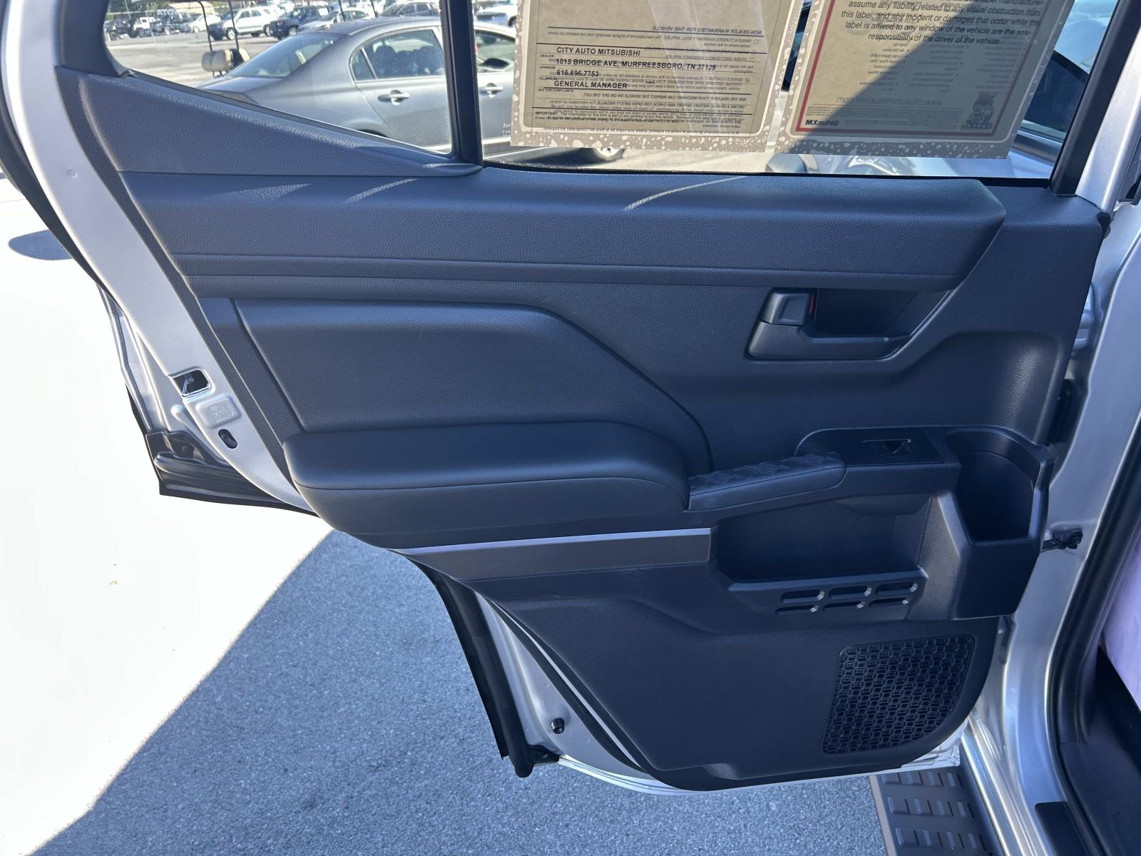 Vehicle photo 26