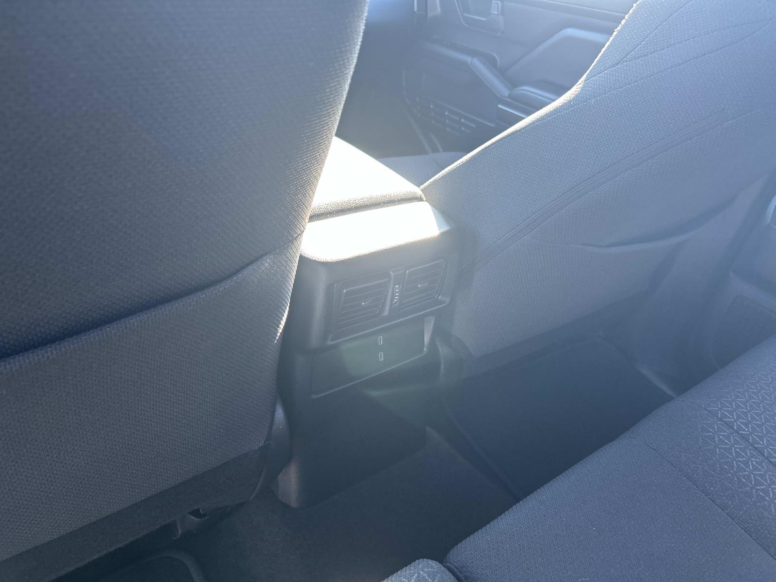 Vehicle photo 23