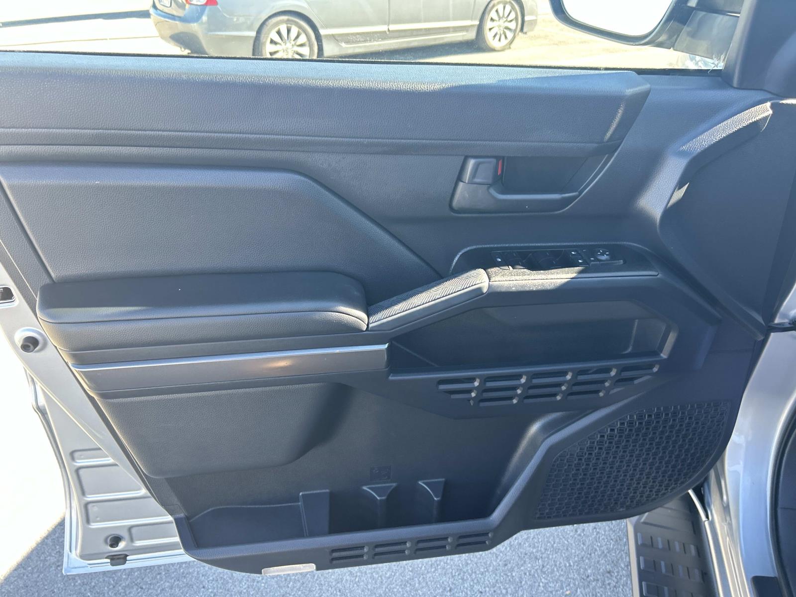 Vehicle photo 28