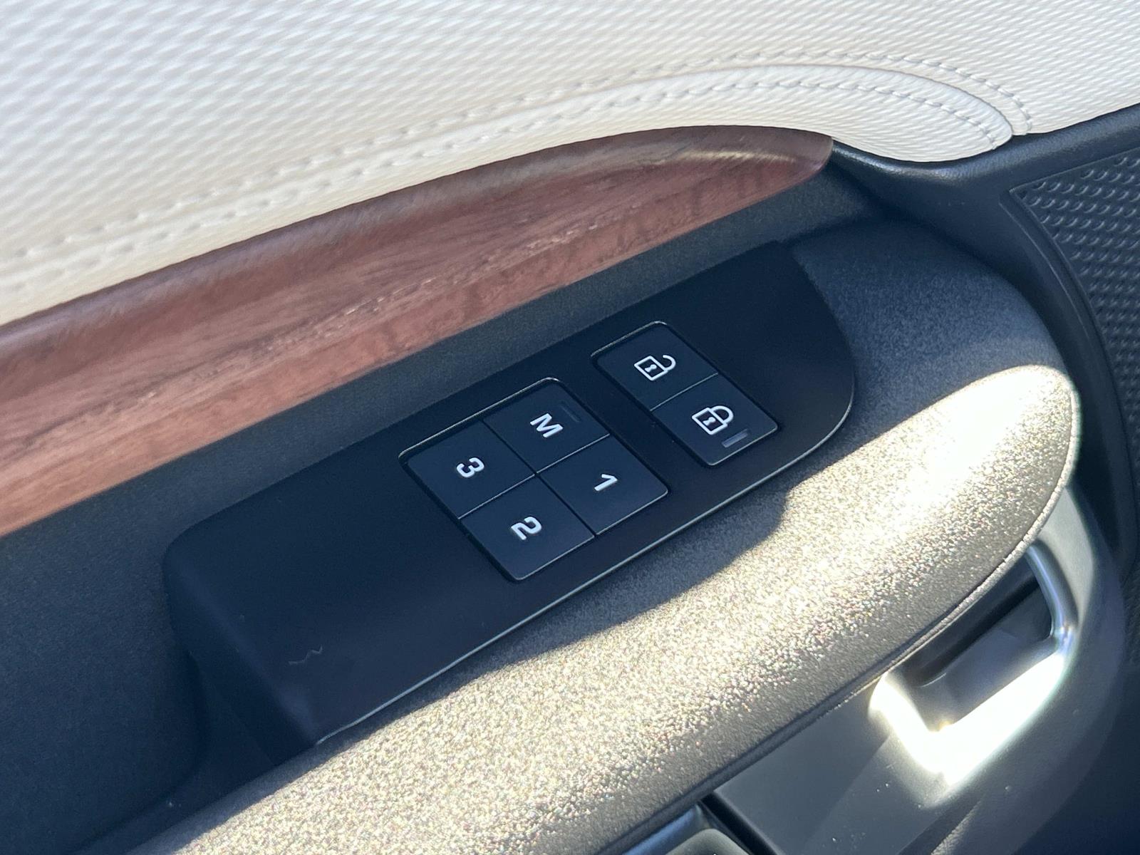Used 2025 Land rover Discovery SUV