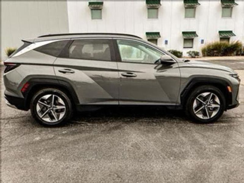 2025 Hyundai Santa Cruz Limited photo 2