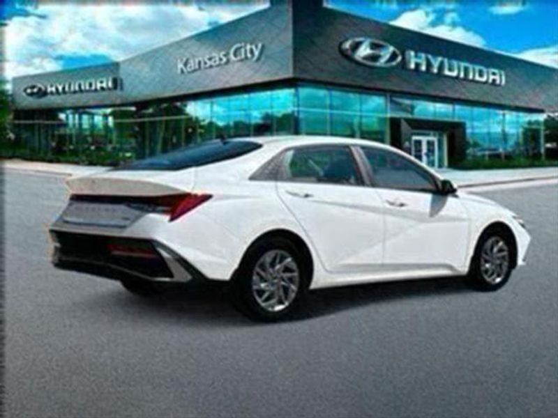 2025 Hyundai Elantra Hybrid Blue photo 3