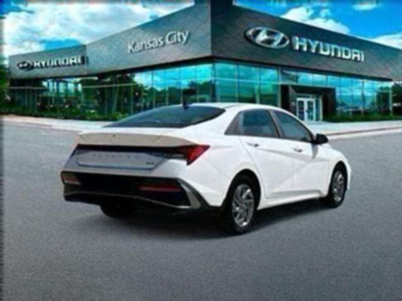2025 Hyundai Elantra Hybrid Blue photo 2