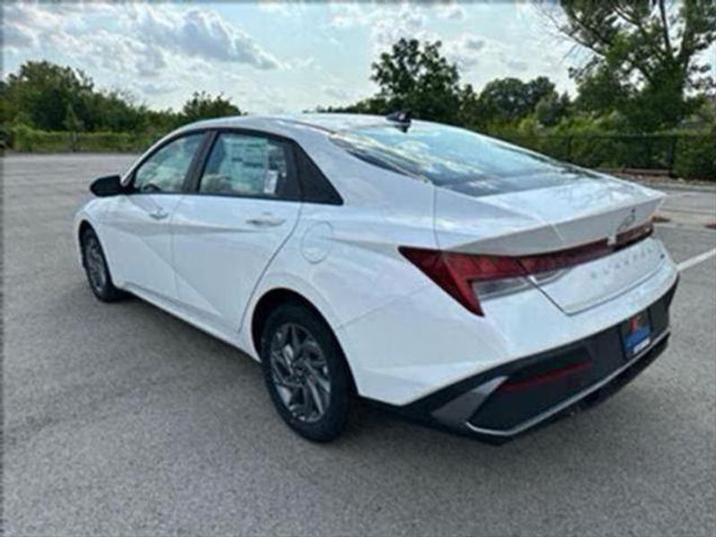 2025 Hyundai Elantra Hybrid Blue photo 4