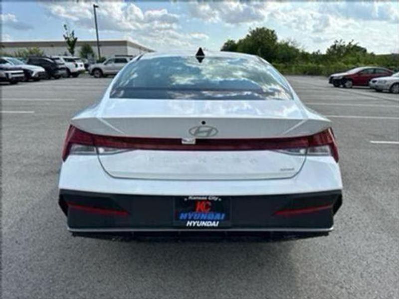 2025 Hyundai Elantra Hybrid Blue photo 3