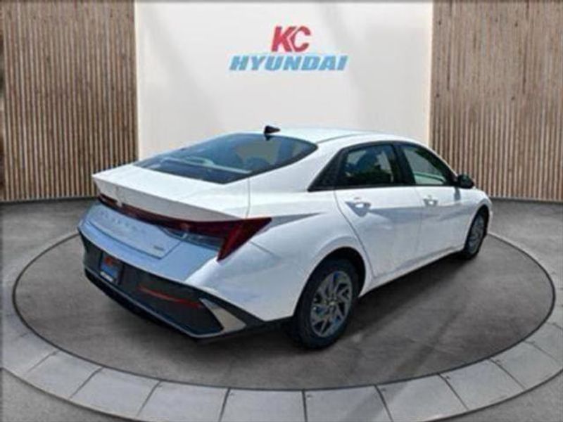 2025 Hyundai Elantra Hybrid Blue photo 2