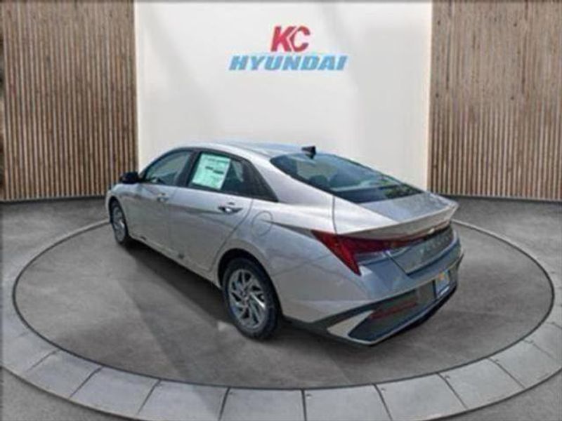 2025 Hyundai Elantra Hybrid Blue photo 4