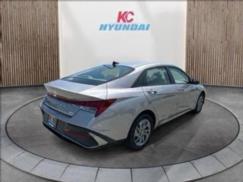 2025 Hyundai Elantra Hybrid Blue photo 2