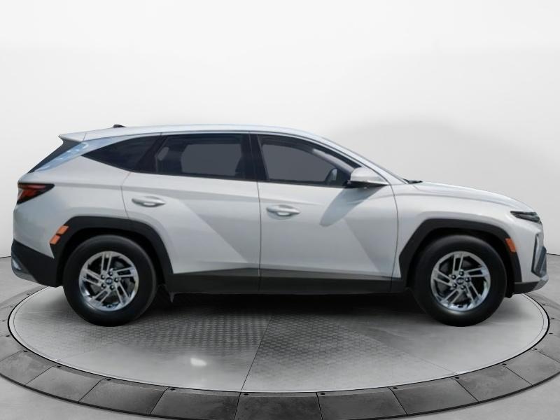 2026 Hyundai Tucson SE photo 3
