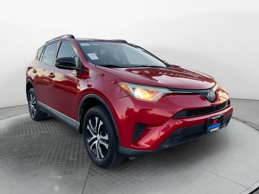 2017 Toyota RAV4 LE photo 4