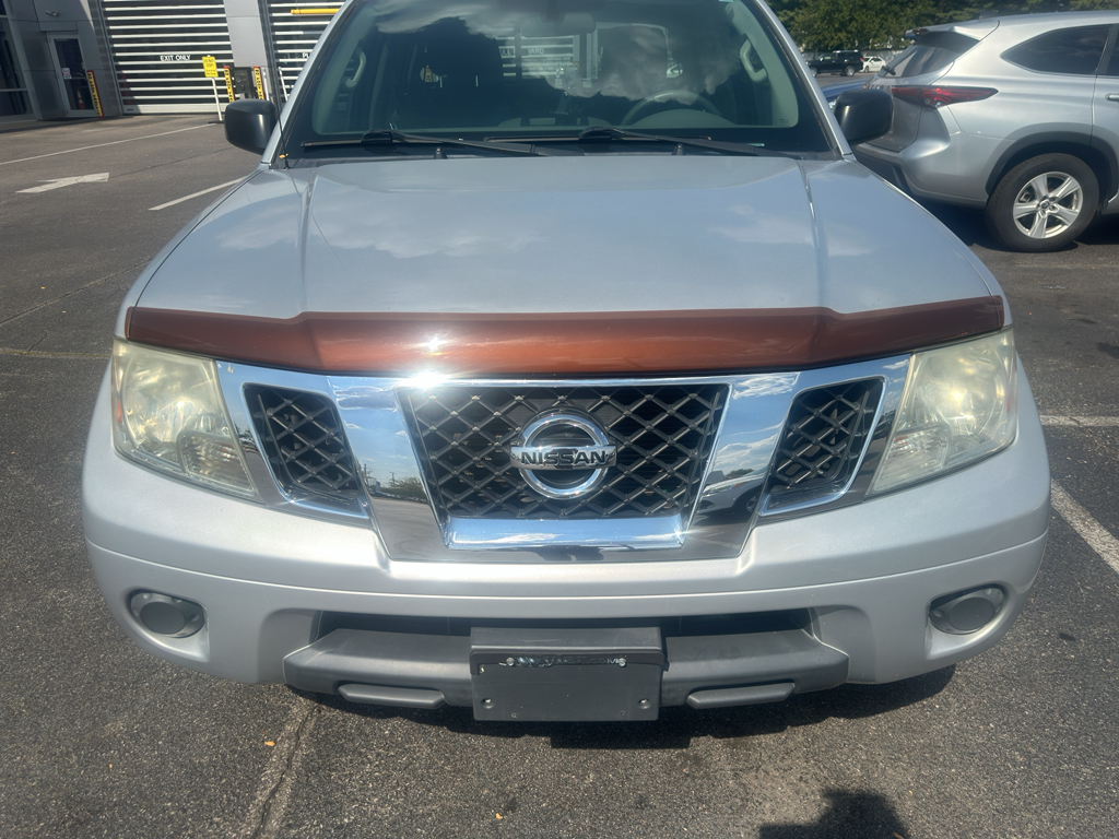 2016 Nissan Frontier SV Crew Cab photo 2