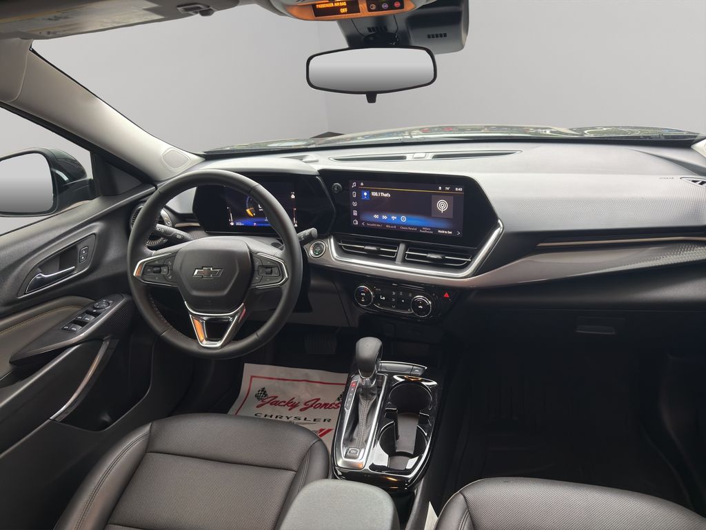 Used 2025 Chevrolet Trax SUV