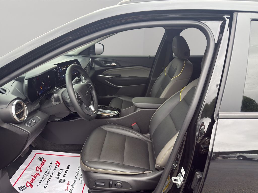 Used 2025 Chevrolet Trax SUV