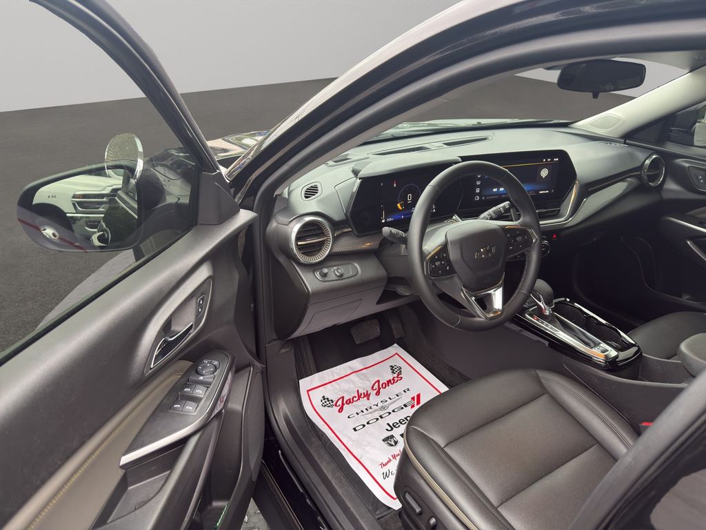 Used 2025 Chevrolet Trax SUV