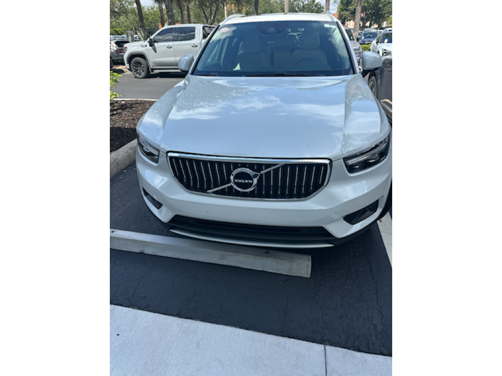 2021 Crystal White Metallic Volvo XC40 Inscription AWD SUV