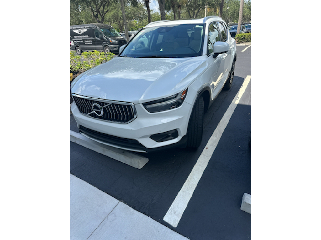 2021 Crystal White Metallic Volvo XC40 Inscription AWD SUV