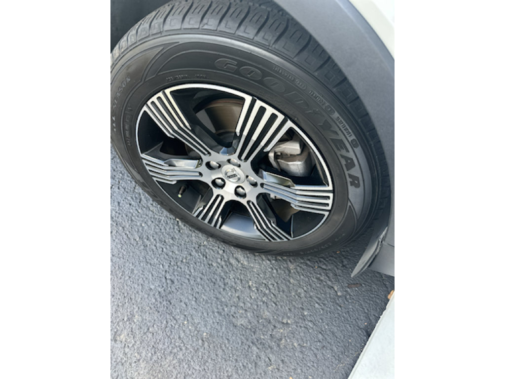 2021 Crystal White Metallic Volvo XC40 Inscription AWD SUV