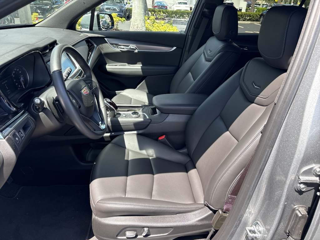 2025 Argent Silver Metallic Cadillac XT6 FWD Luxury FWD SUV