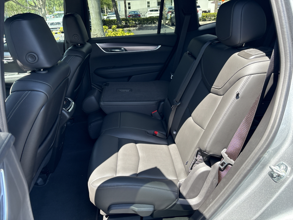 2025 Argent Silver Metallic Cadillac XT6 FWD Luxury FWD SUV