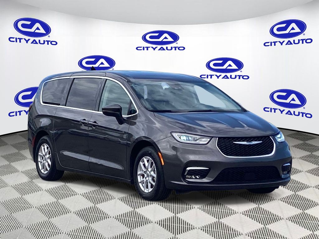 2023 Chrysler Pacifica Touring L's photo